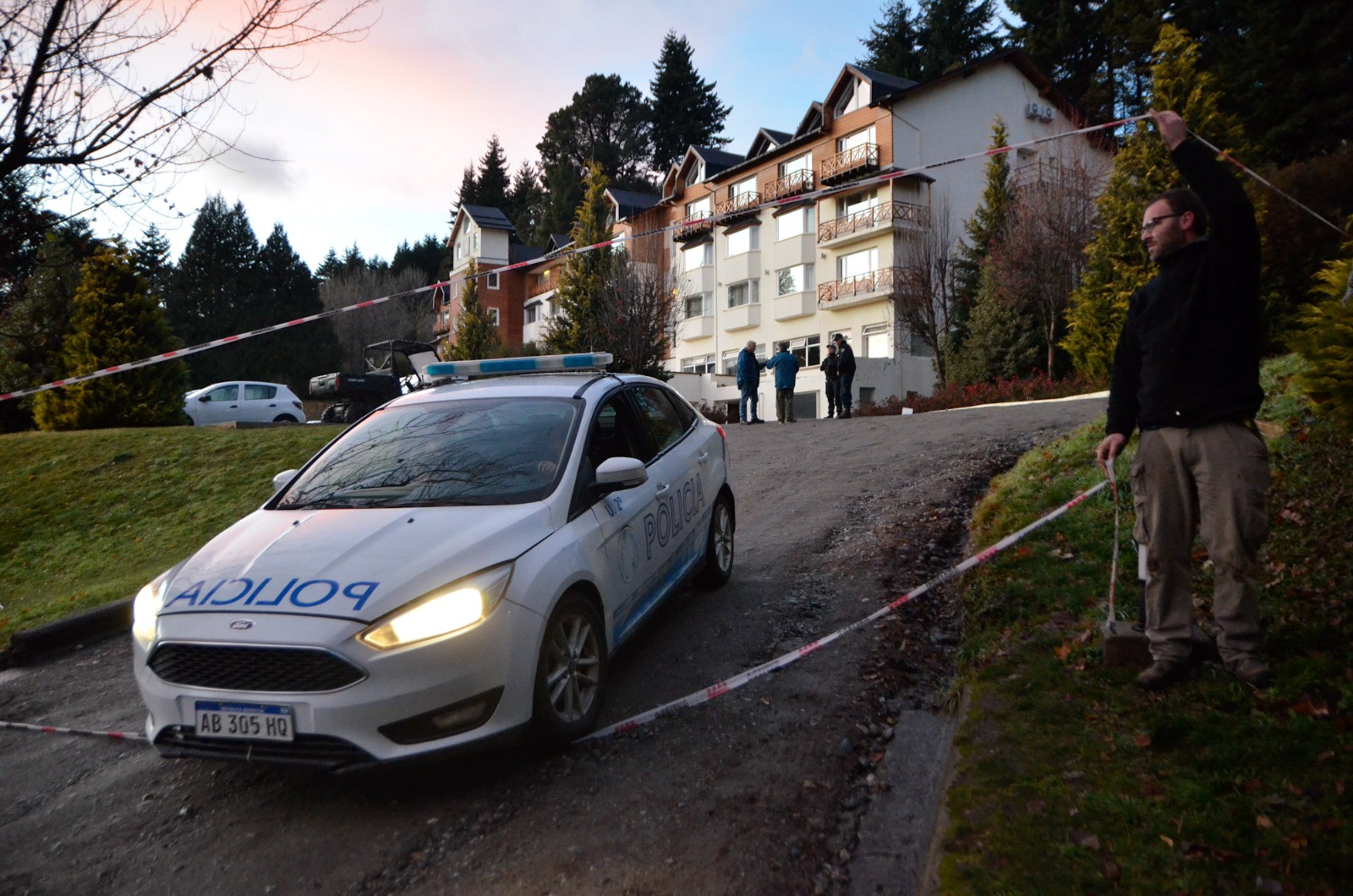 La Policía trabaja en la investigación y la búsqueda de desaparecidos tras el alud en Bariloche. Foto: Marcelo Martínez - La Nación / GDA