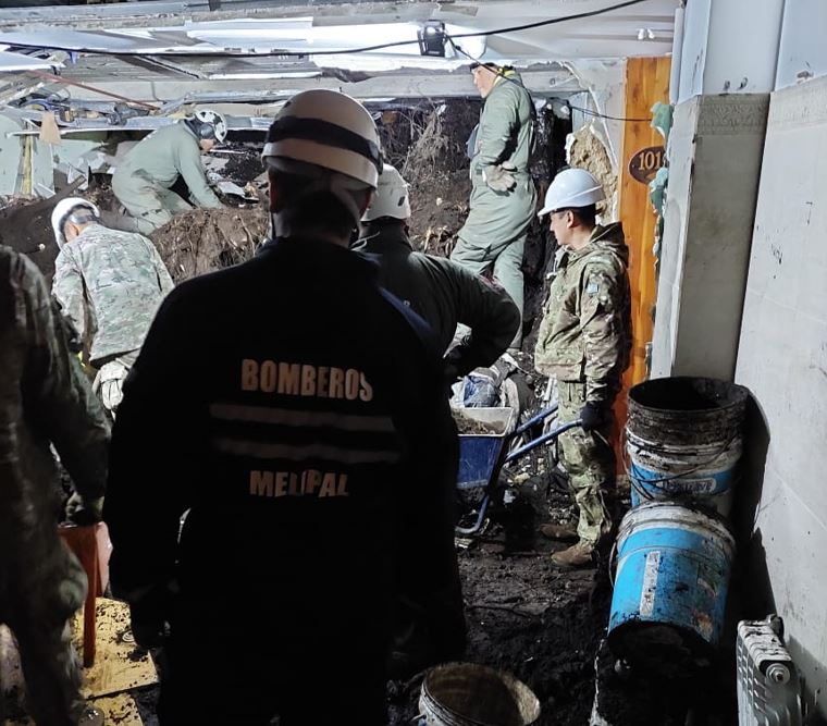Bomberos trabajando en el rescate de víctimas tras el alud en Bariloche. Foto: Santiago Busch