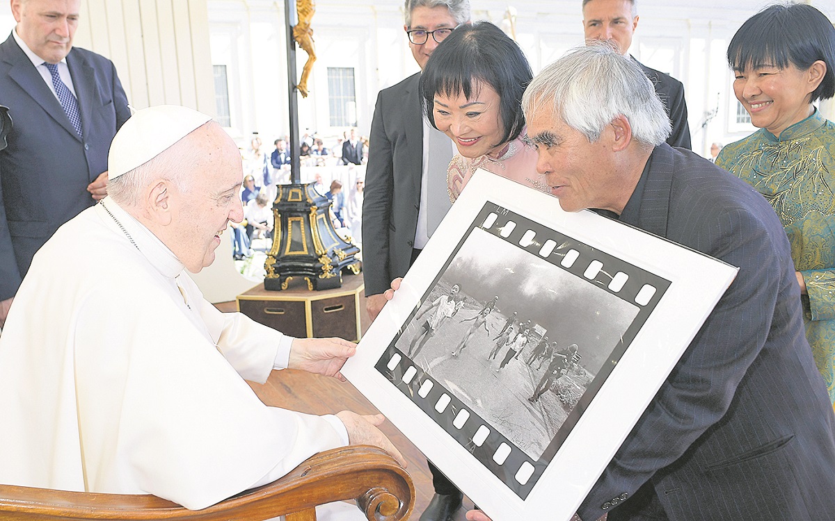 Kim Phuc y Nick Ut con el papa Francisco. Foto: EFE.