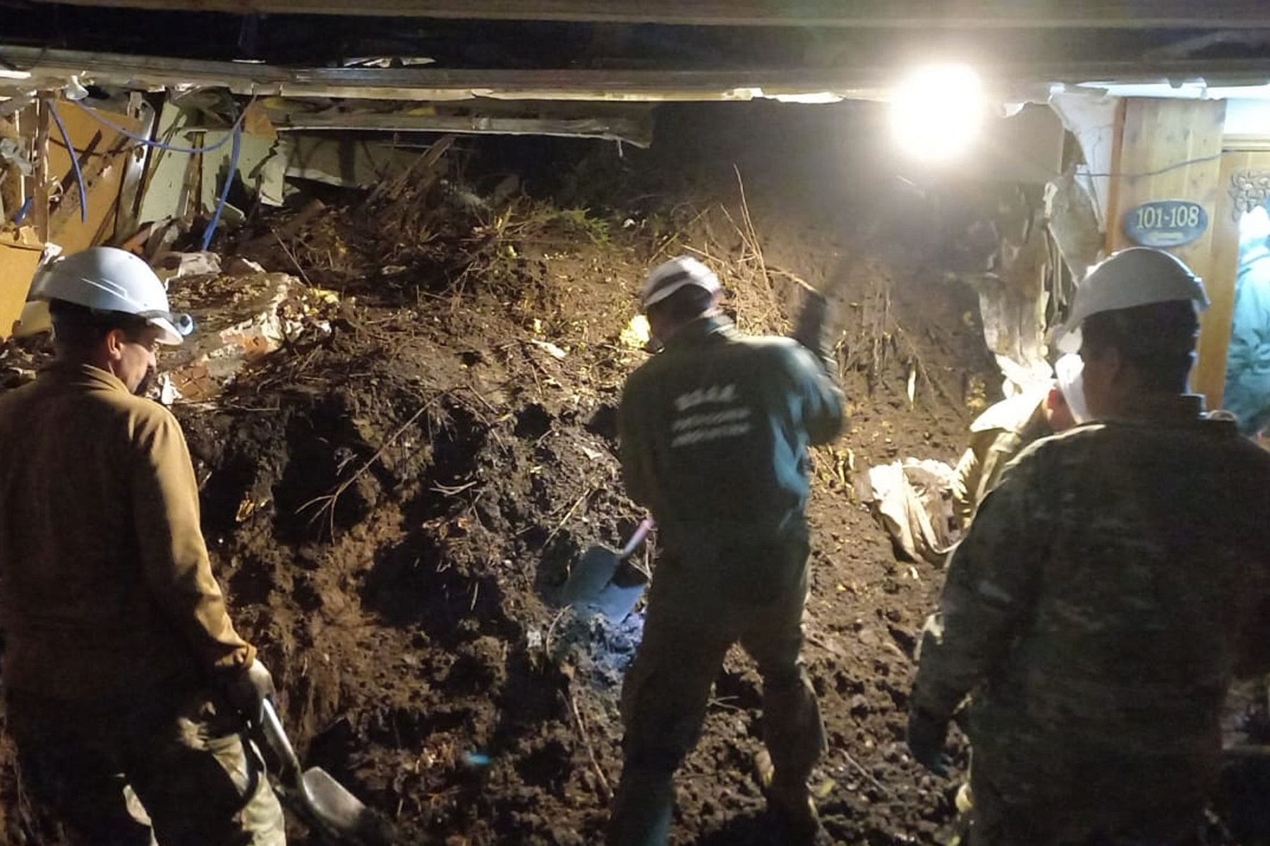 Bomberos trabajan entre los escombros que dejó el alud. Foto: AFP.