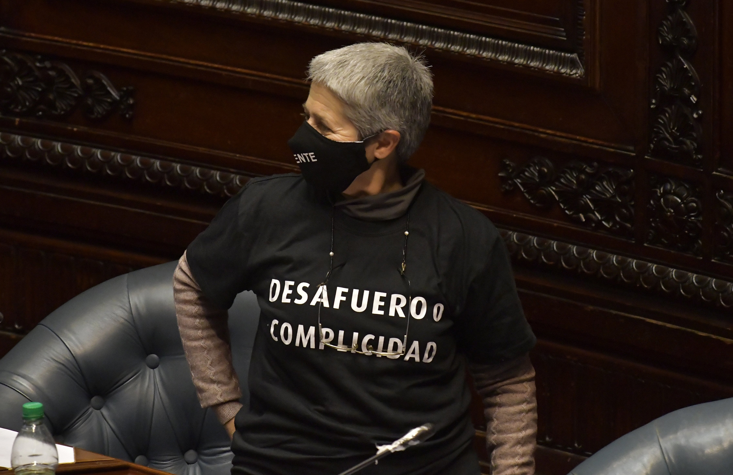 Della Ventura con una remera que tiene la siguiente leyenda: "desafuero o complicidad". Foto: Leonardo Mainé.