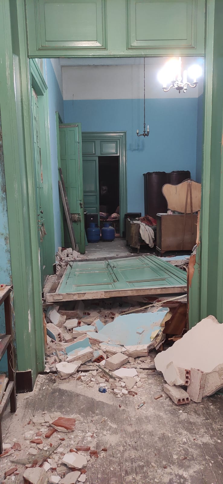 Derrumbe de pared luego de explosión. Foto: Dirección Nacional de Bomberos