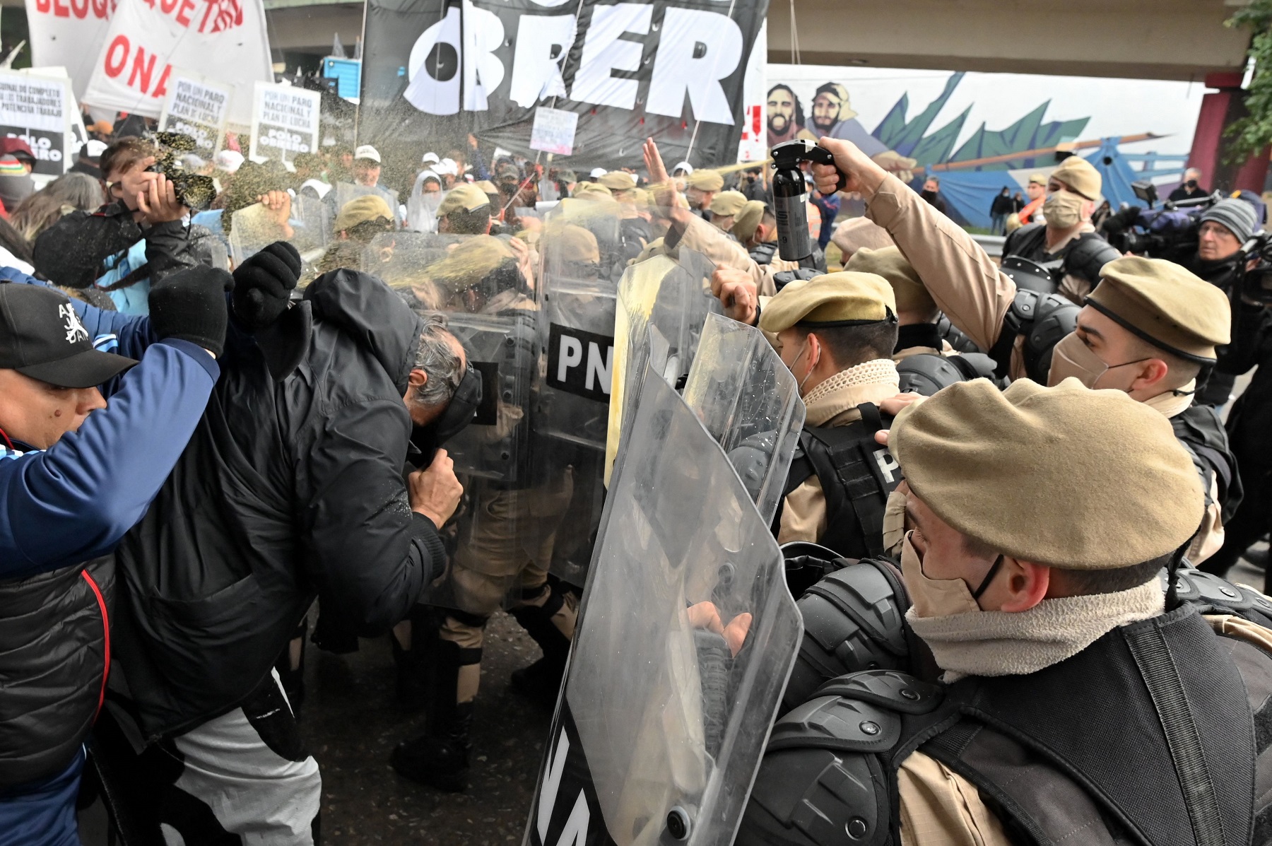 Policías reprimen a piqueteros. Foto: AFP.