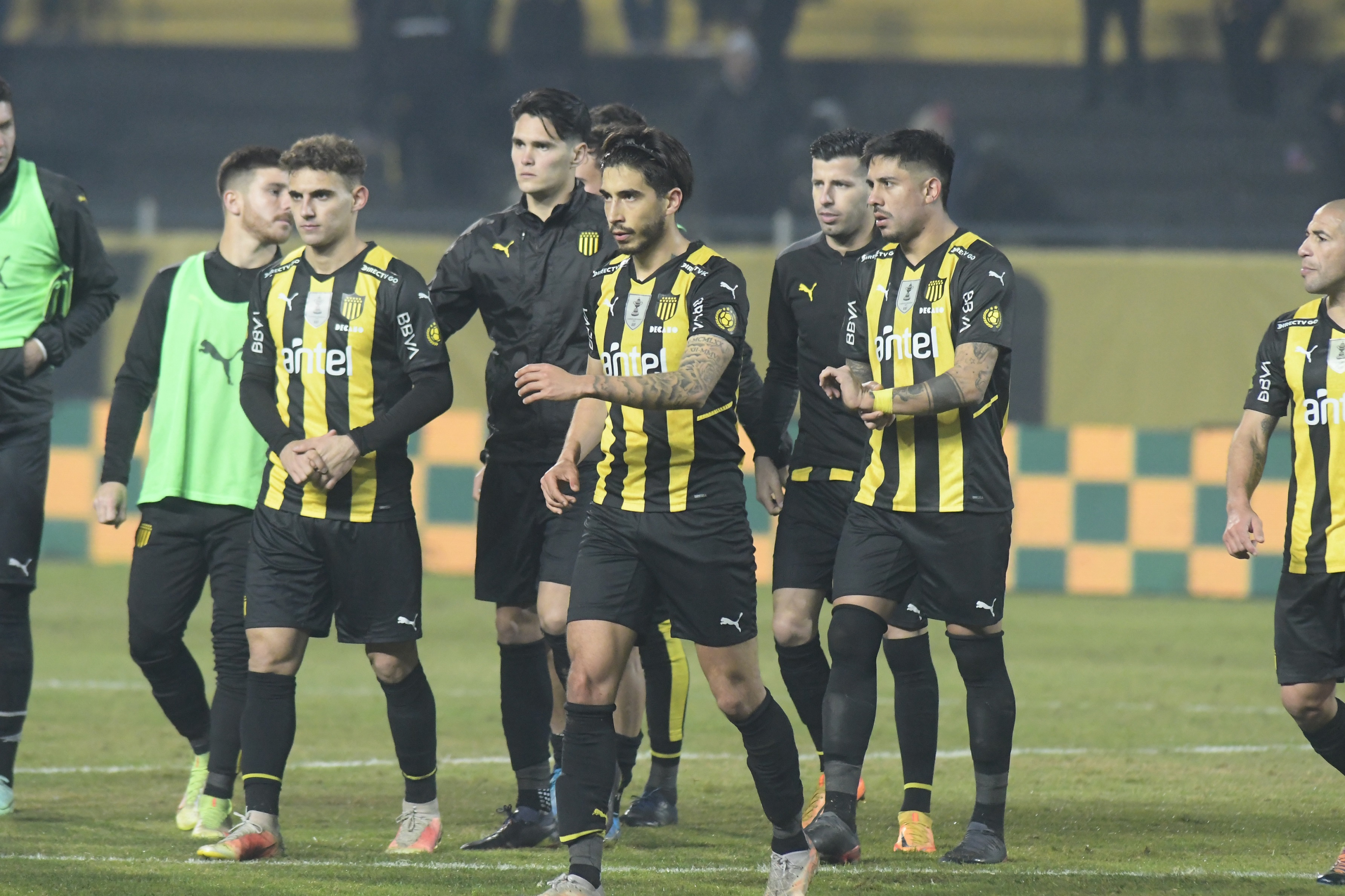 Los jugadores de Peñarol tras la derrota ante Montevideo City Torque. Foto: Leonardo Mainé.