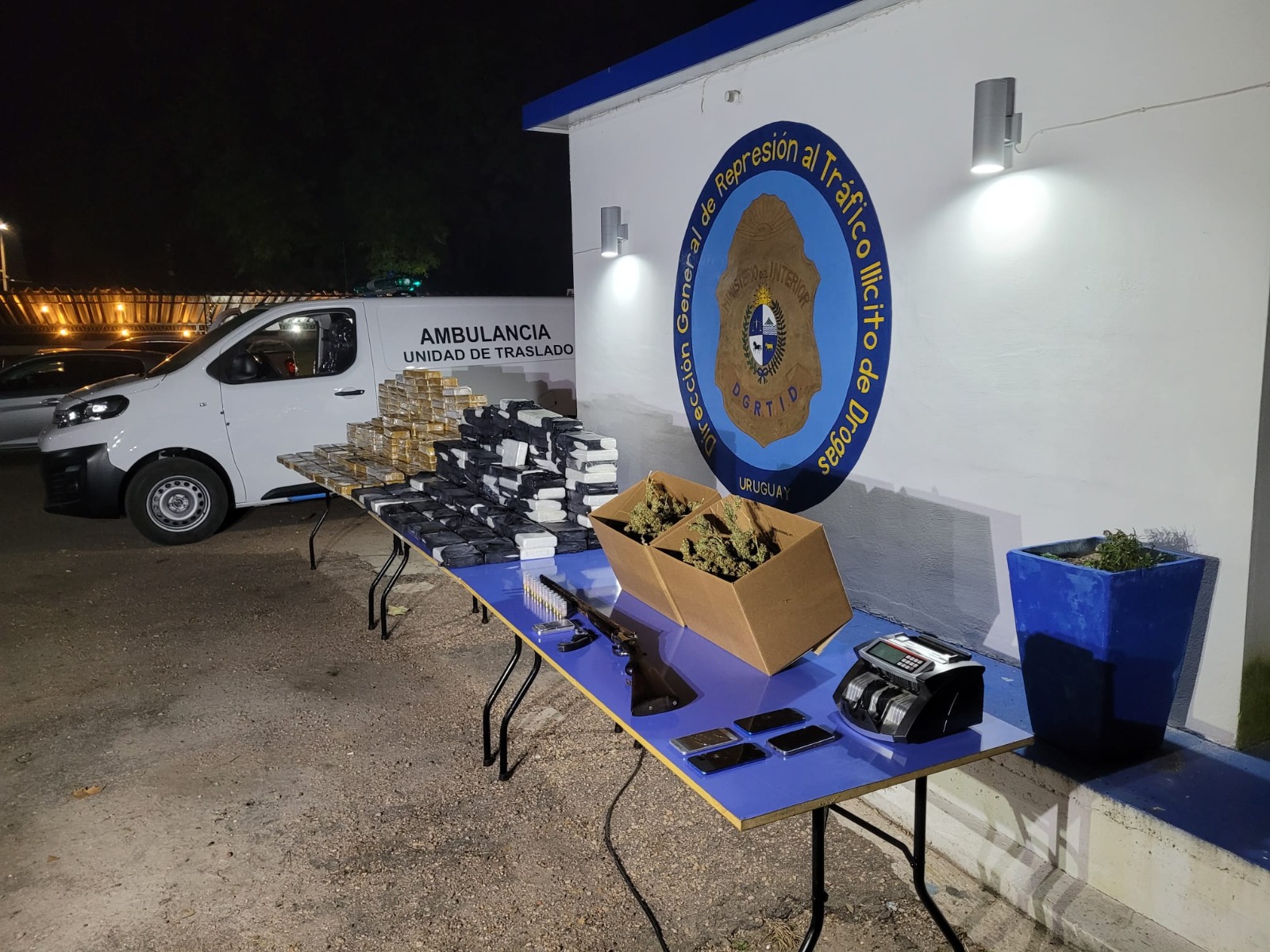 Droga, dinero y armas incautados en Operación Pitágoras. Foto: Ministerio del Interior