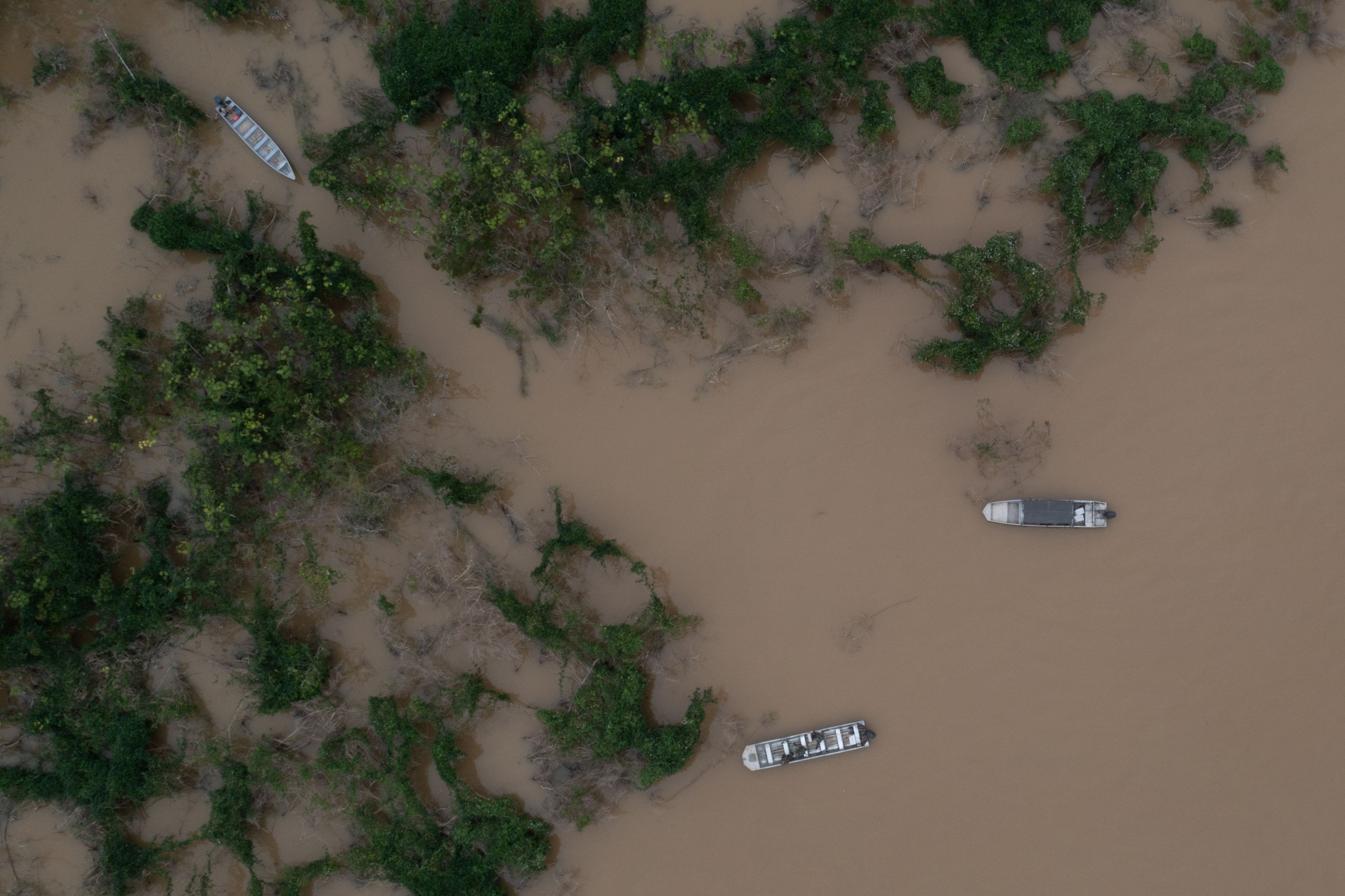 Barcos en busca de los desaparecidos en la Amazonía de Brasil. Foto: AFP