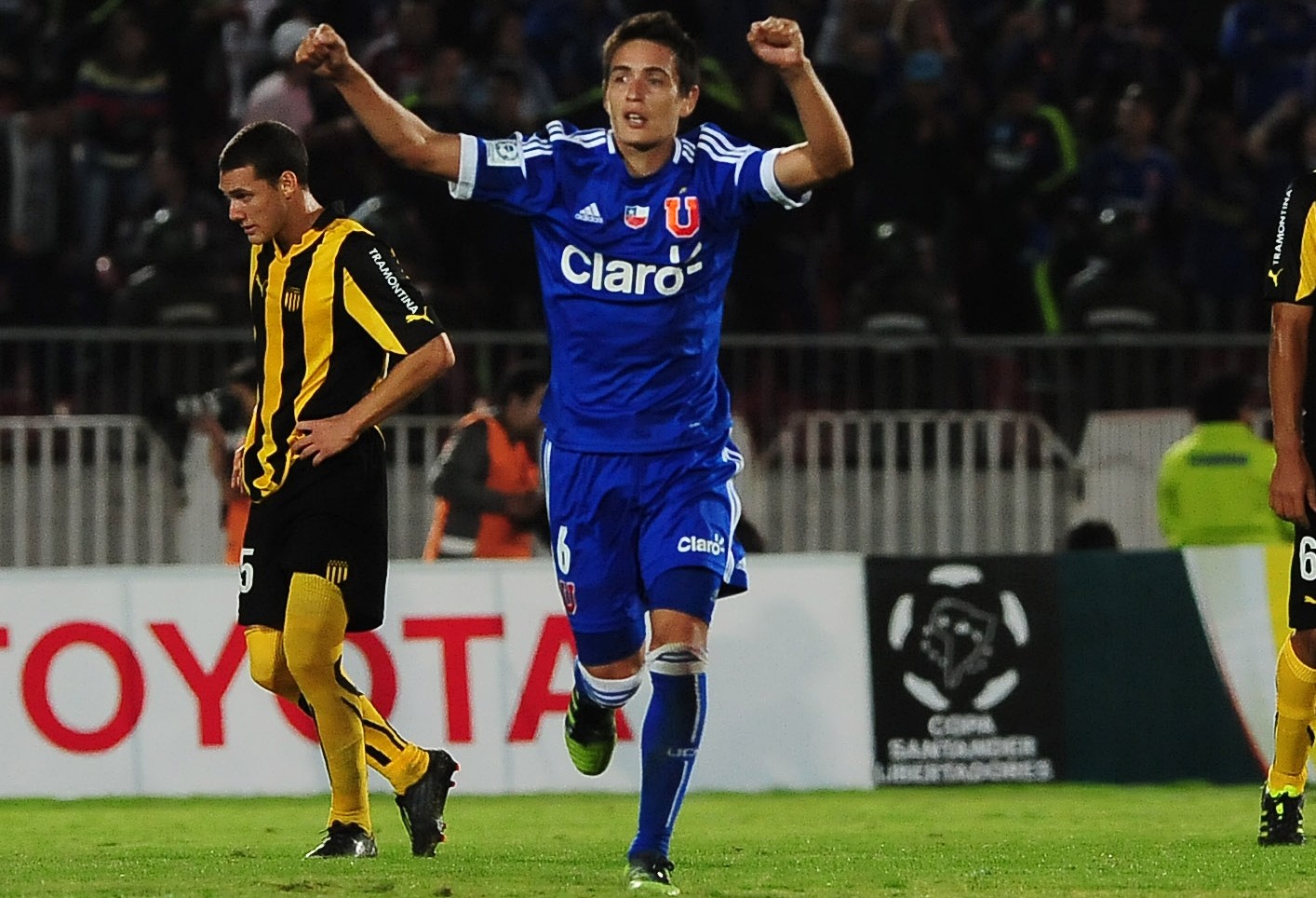Matías Rodríguez celebra su gol en Universidad de Chile-Peñarol. Foto: Archivo.