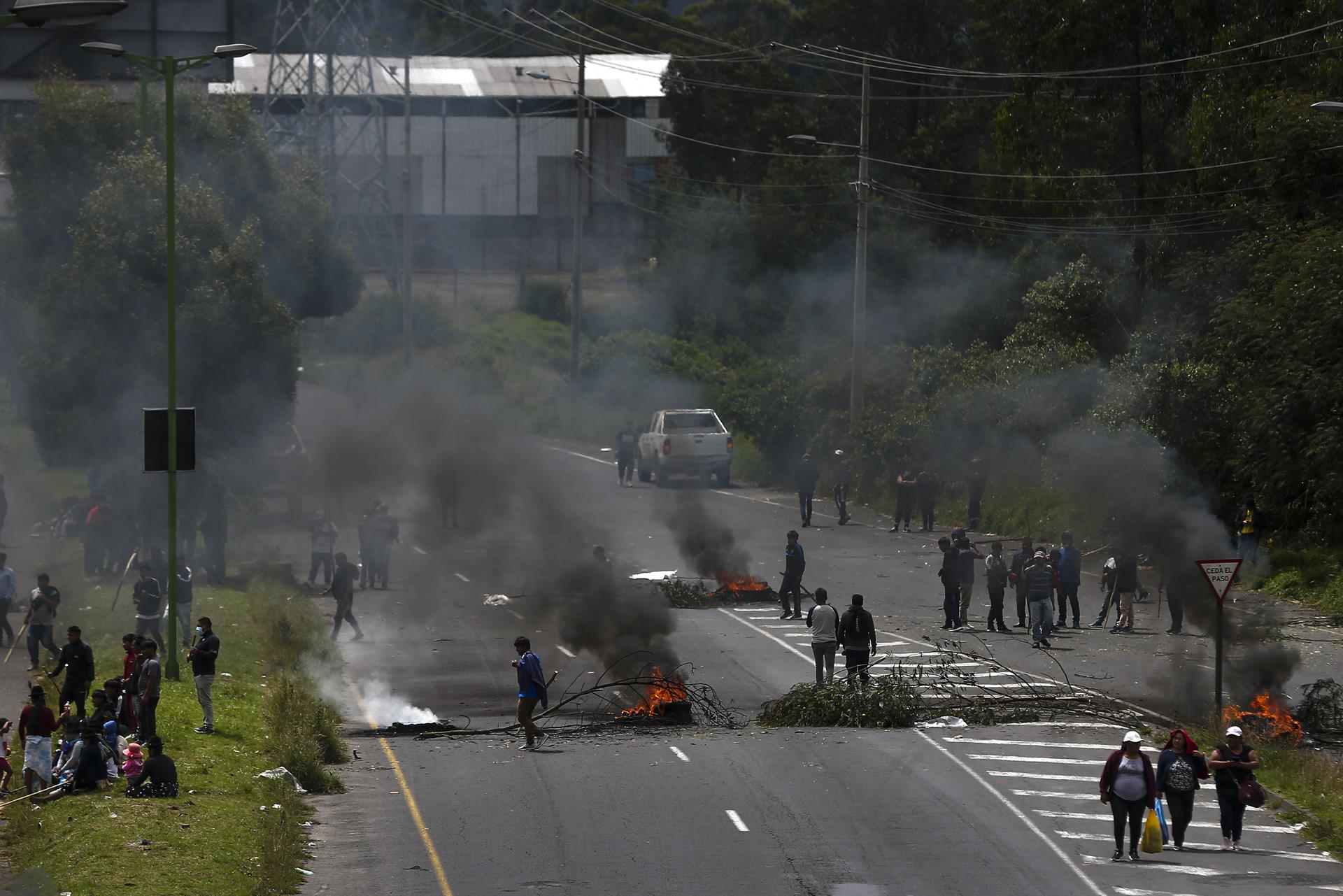 Indígenas cierran una carretera mientras protestan contra las políticas del Gobierno de Guillermo Lasso en Ecuador. Foto: EFE
