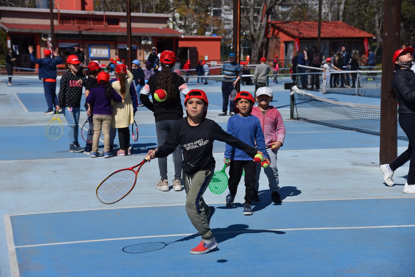 Niños jugando en Tenis Para Todos. Foto: Germán Montero / Uruguay Open.