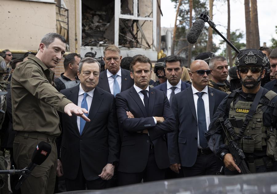 Mario Draghi, Klaus Iohannis y Emmanuel Macron durante la visita este jueves a un barrio destruido en Irpin (Ucrania). EFE/ Orlando Barría