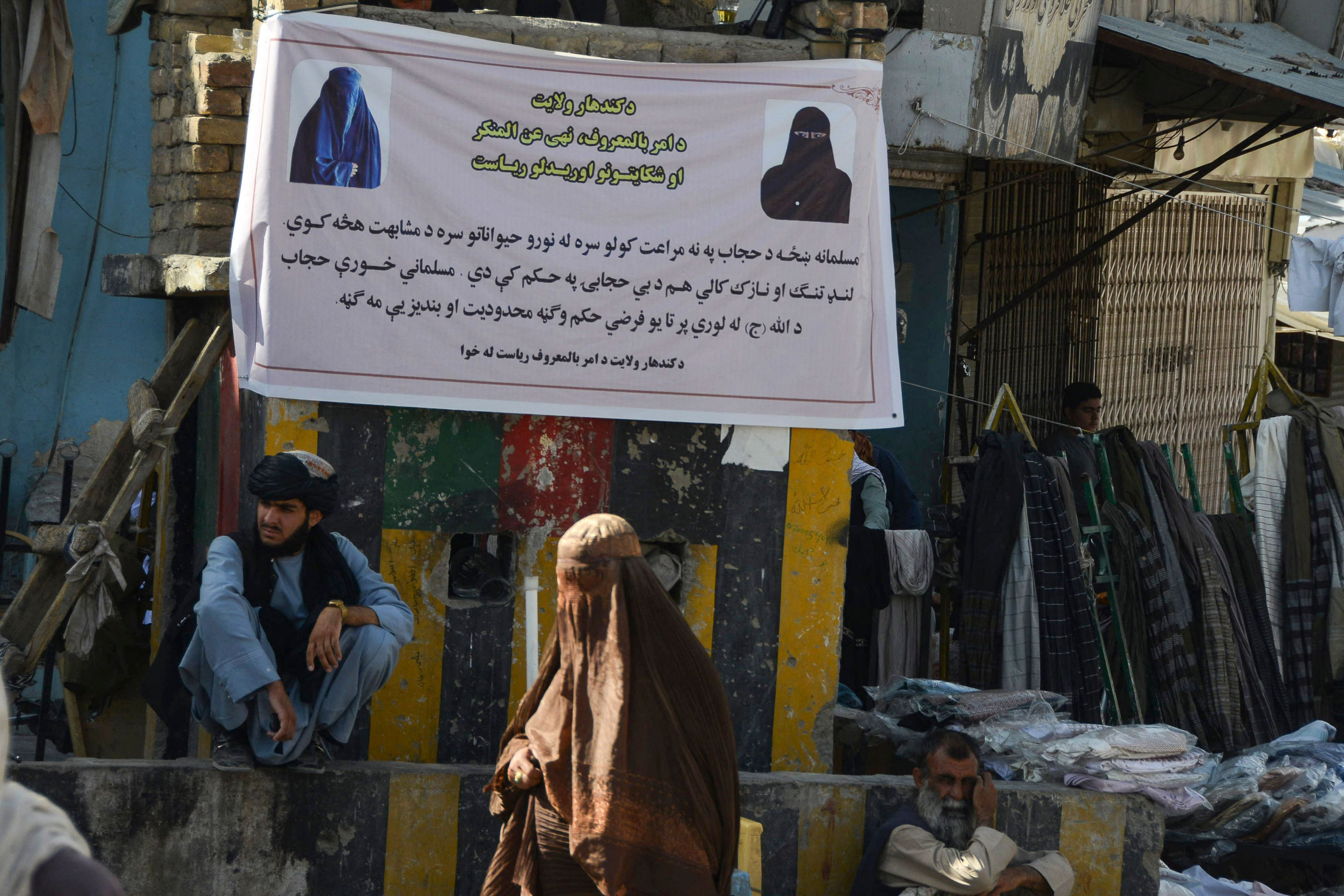 Carteles colocados en las calles de Kandahar que fomentan el uso de velo integral. Foto: AFP