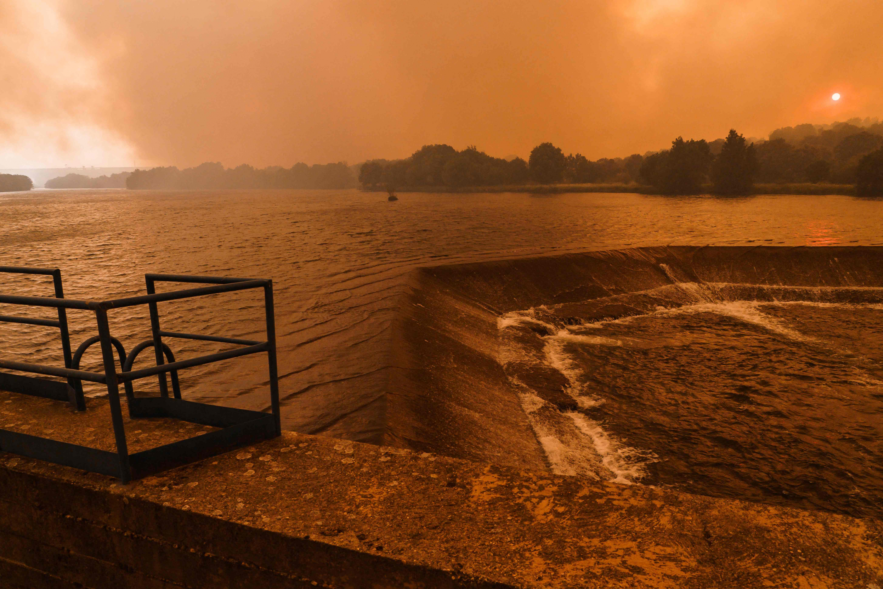 El intenso calor complica la labor de los bomberos para extinguir los incendios en España. Foto: AFP