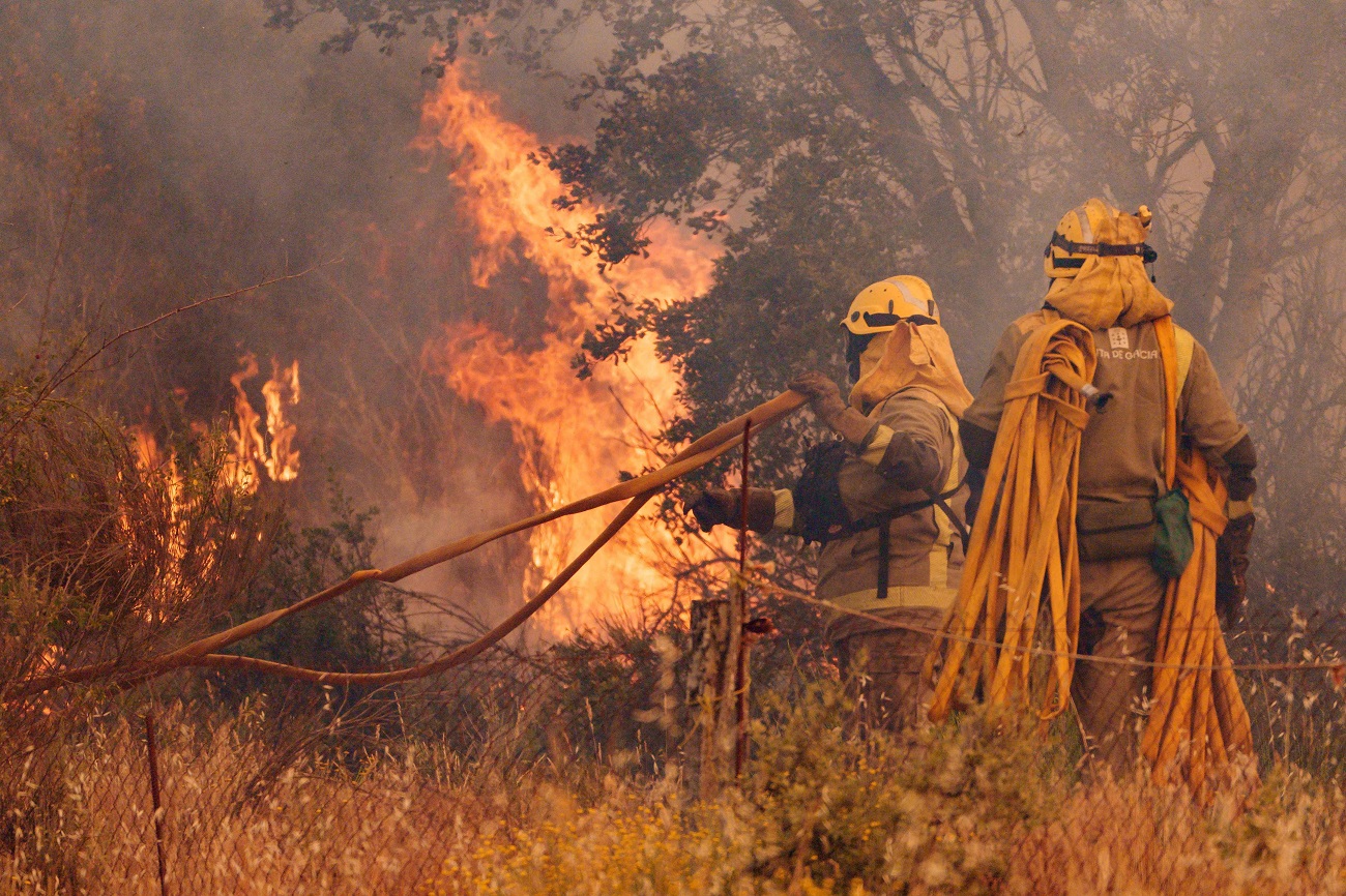 Se espera que este domingo la temperatura baje y con ello los trabajos de extinción de incendios puedan avanzar. Foto: AFP
