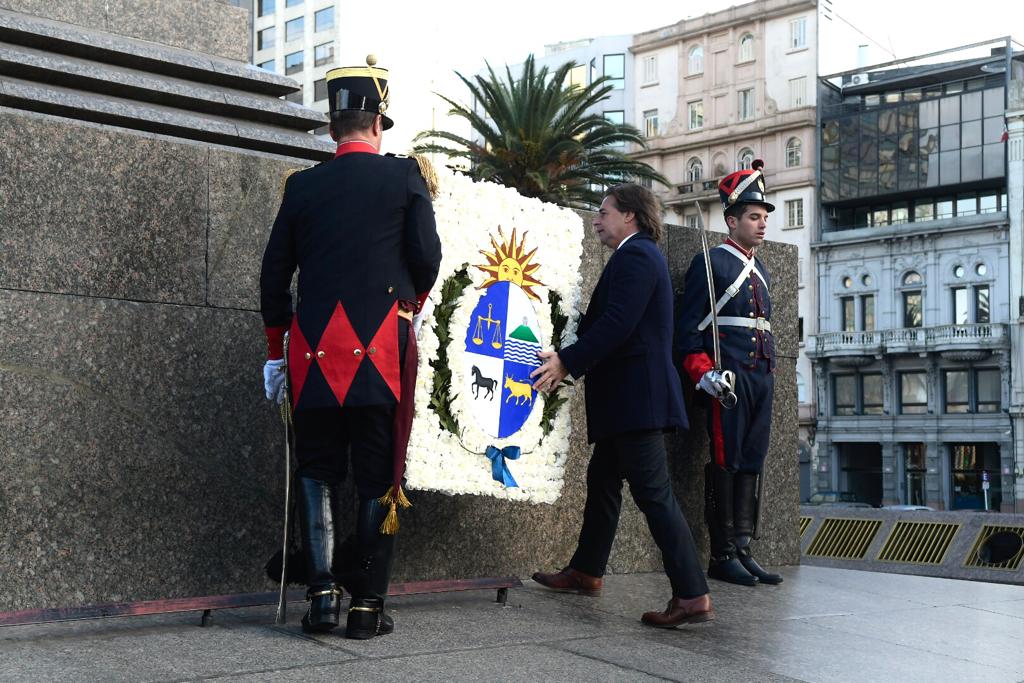 Colocación de ofrenda floral en el monumento de José Gervasio Artigas. Foto: Leonardo Mainé