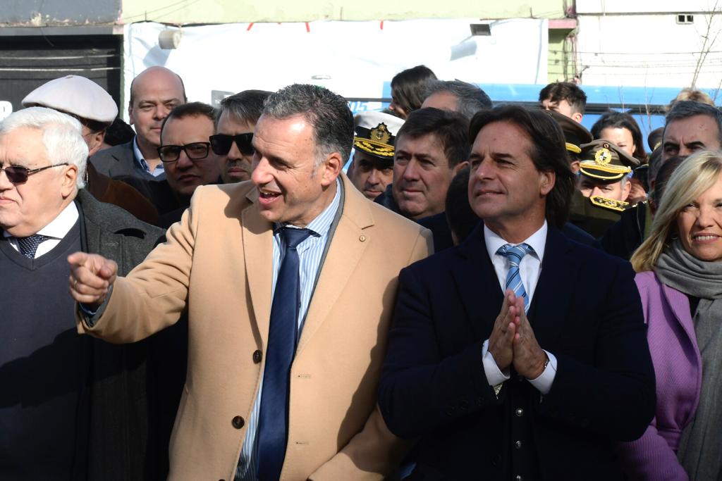 Yamandú Orsi, Luis Lacalle Pou y Beatriz Argimón en acto del 19 de junio. Foto: Leonardo Mainé