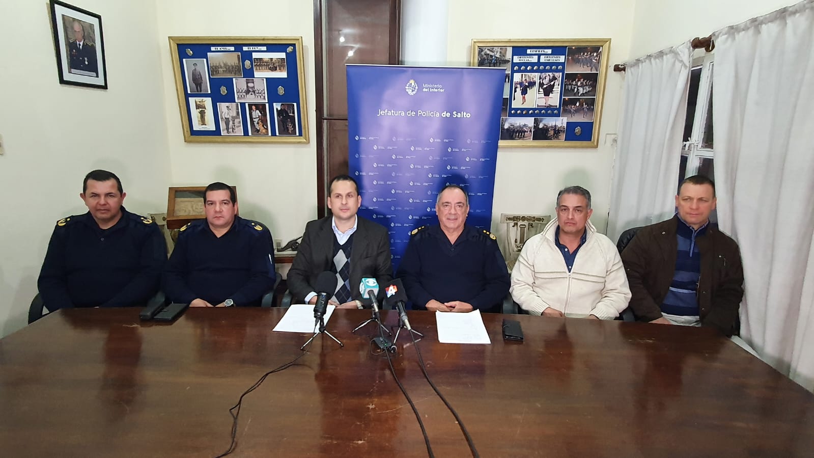 El jefe de Policía de Salto, Carlos Ayuto, y otras autoridades brindan conferencia por el Operativo "Relámpago". Foto: Hugo Lemos.