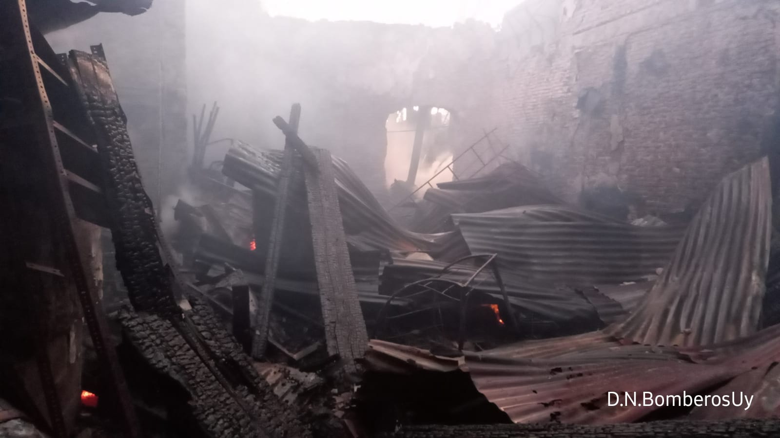 Incendio en depósito de maderas. Foto: Bomberos