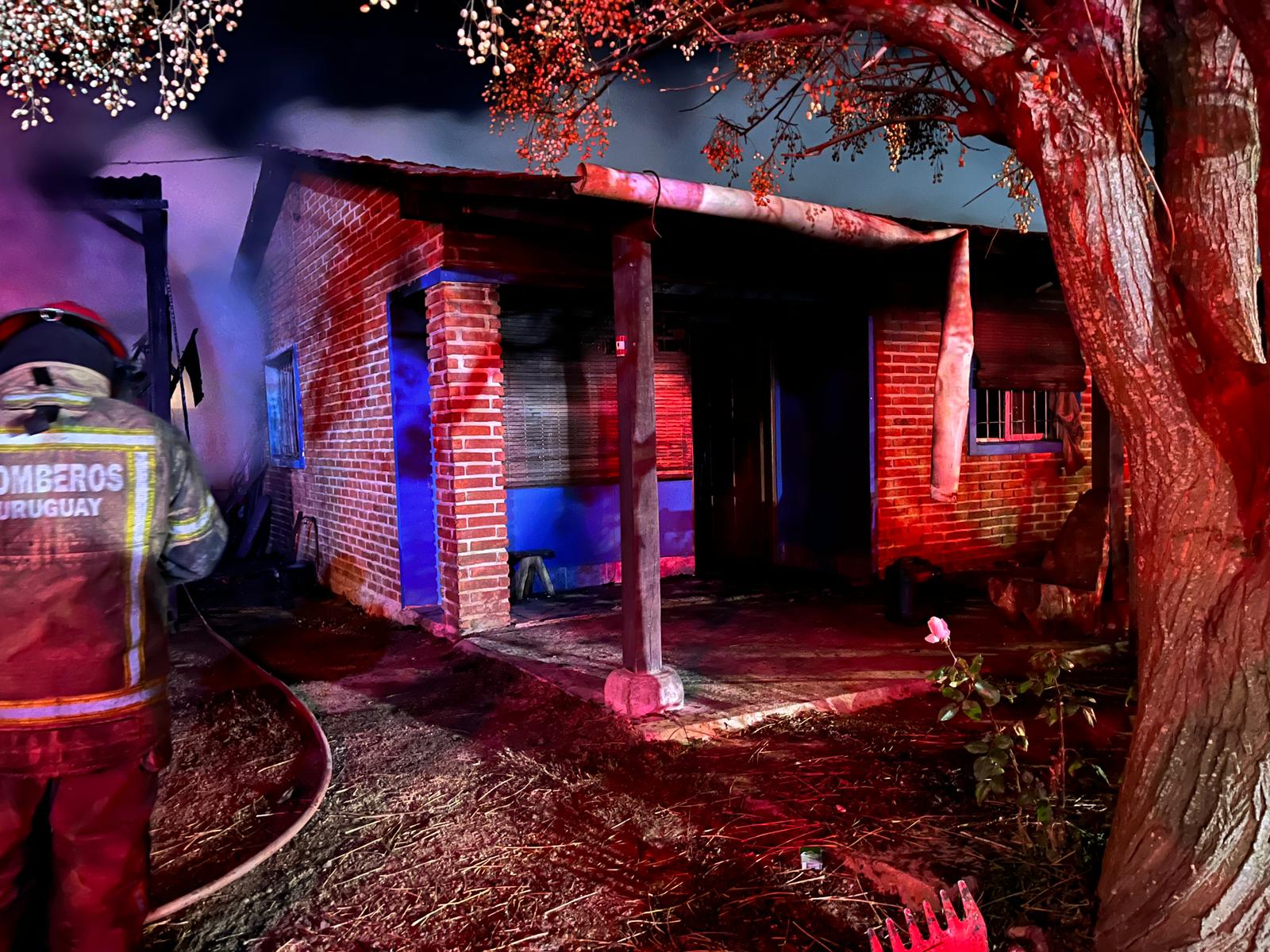 Incendio de casa en San Carlos. Foto: Dirección Nacional de Bomberos