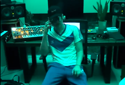 Bizarrap anunciando el arribo de Diego Godín a Vélez.