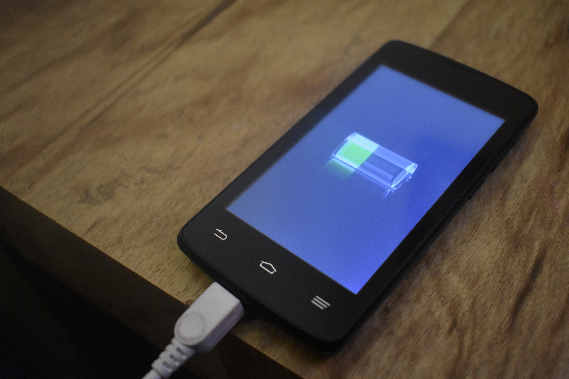 Celular cargando batería. Foto: Pixabay