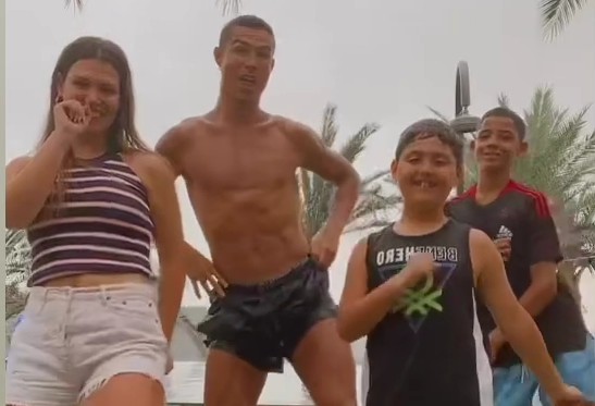Crisitiano Ronaldo bailando junto a su familia. Foto: Captura.