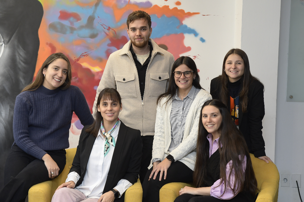 Ana Lucía Arrillaga, diseñadora gráfica; Agostina Magrini, gerenta de comunicación; Federico Martínez, community manager; Antonella Badetto, social media manager; Valentina Hoffman, gerenta de marketing; Carolina Moreno, diseñadora gráfica y web