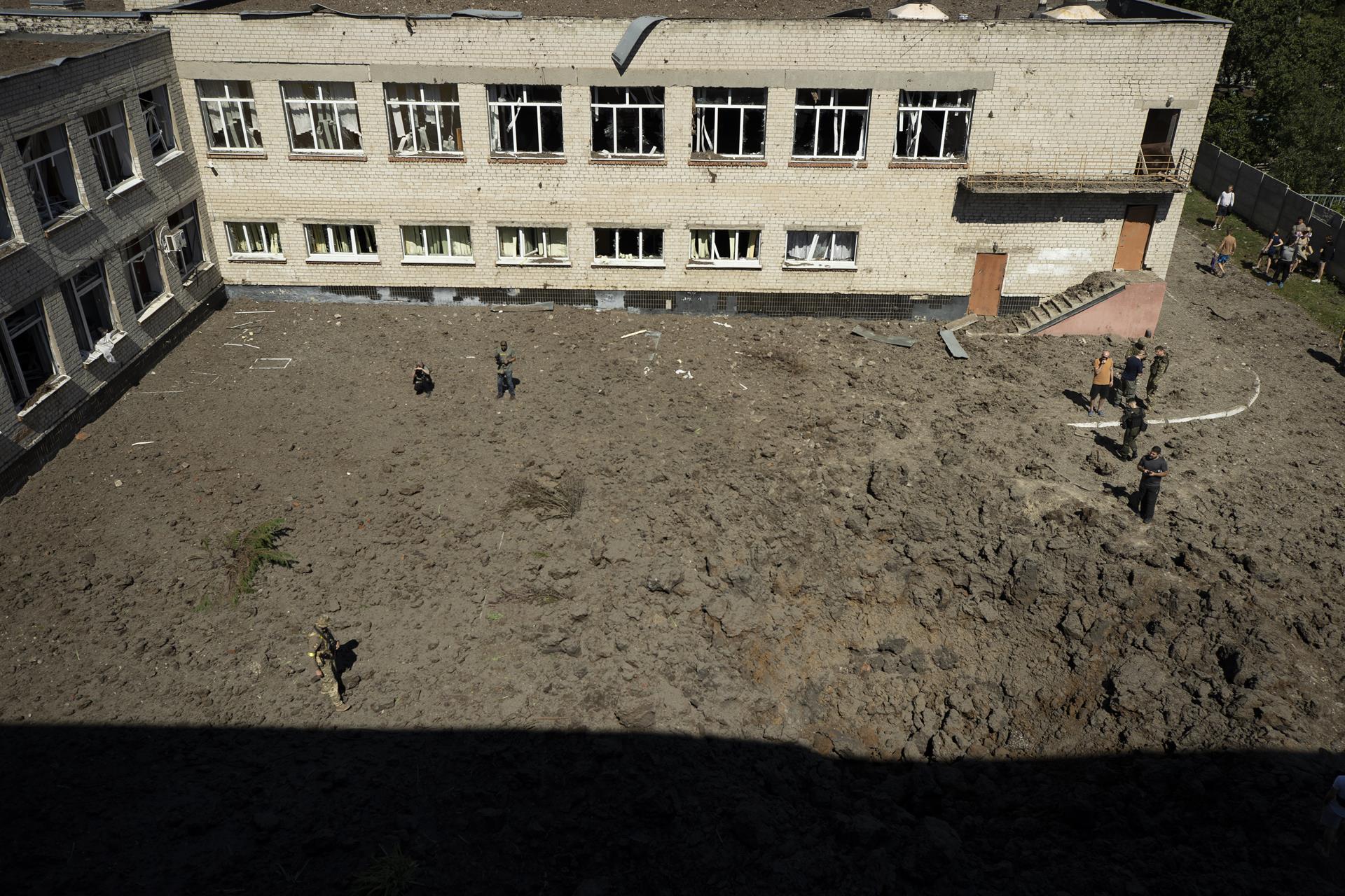 Escuela en Járkov destruida por misil ruso. Foto: EFE