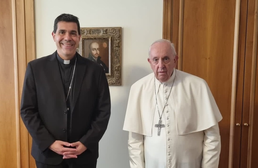 Fabián Antúnez, obispo de San José, junto al papa Francisco. Foto: Diócesis de San José de Mayo