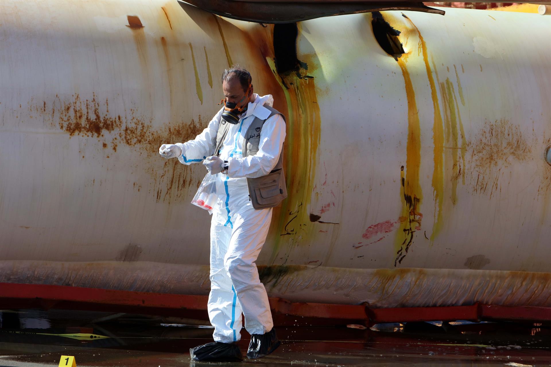 Tanque de gas de cloro tras caer. Foto: EFE