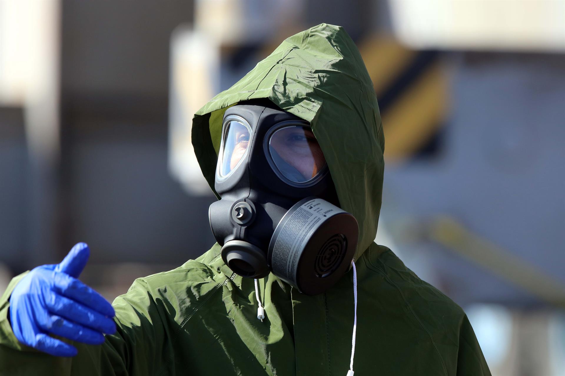 Trabajador con máscara para evitar el gas de color amarillo que se escapó de un tanque en Jordania. Foto: EFE