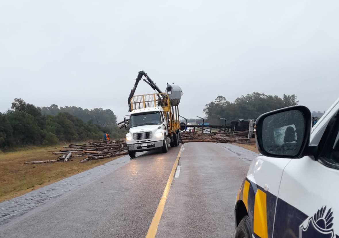 Camión volcó esta mañana en ruta 90. Foto: Jefatura de Policía de Paysandú