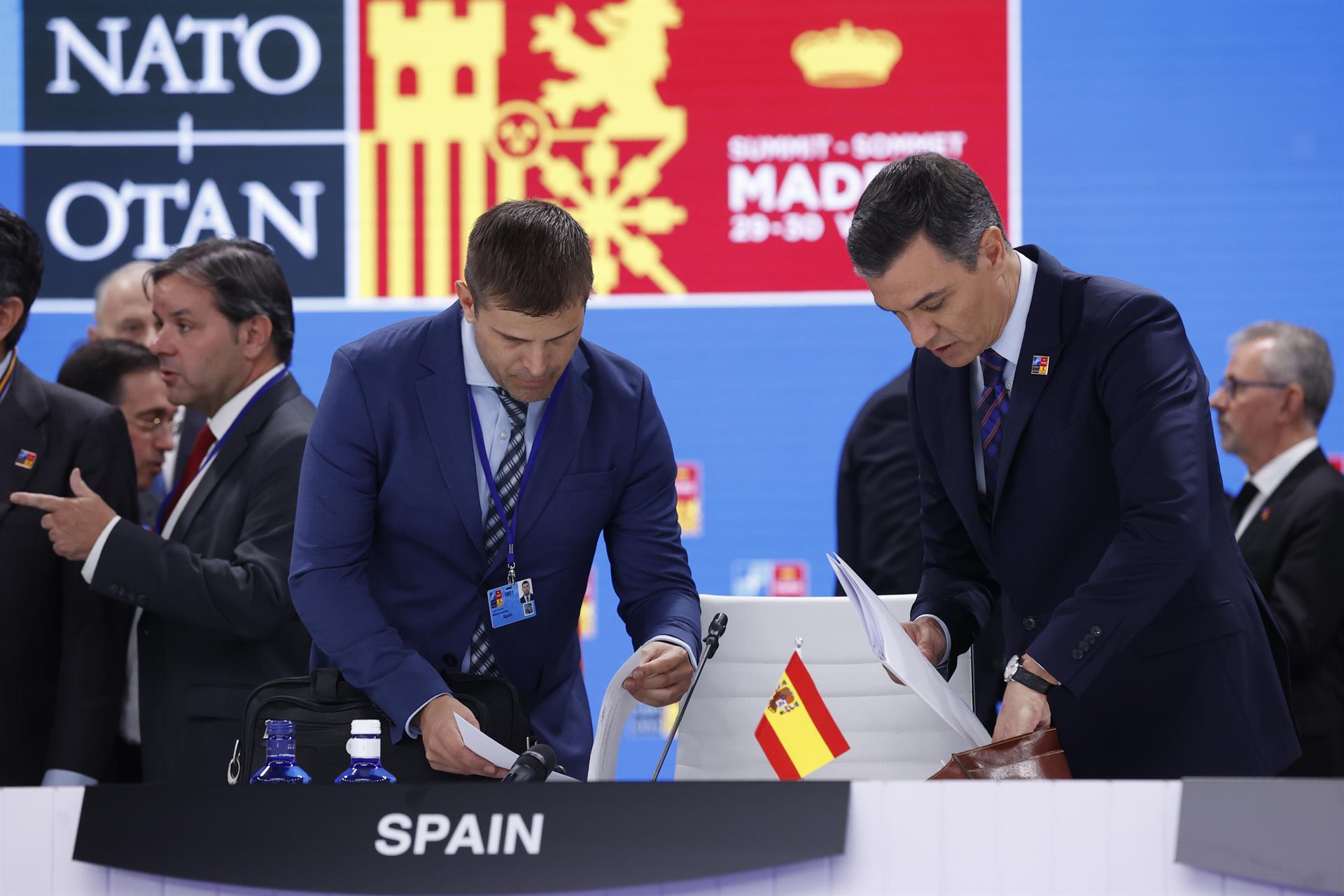 La bandera de España es puesta al revés en la cumbre de OTAN. Foto: EFE