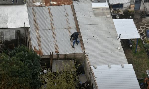 Helicóptero de la Policía ubicó a un rapiñero escondido en un techo