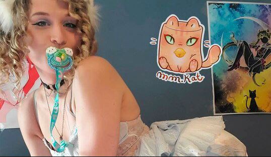 Joven vive como bebé