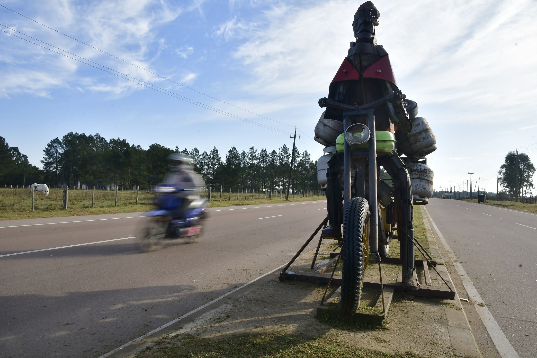 Homenaje a los quileros sobre la ruta 8 en Melo.