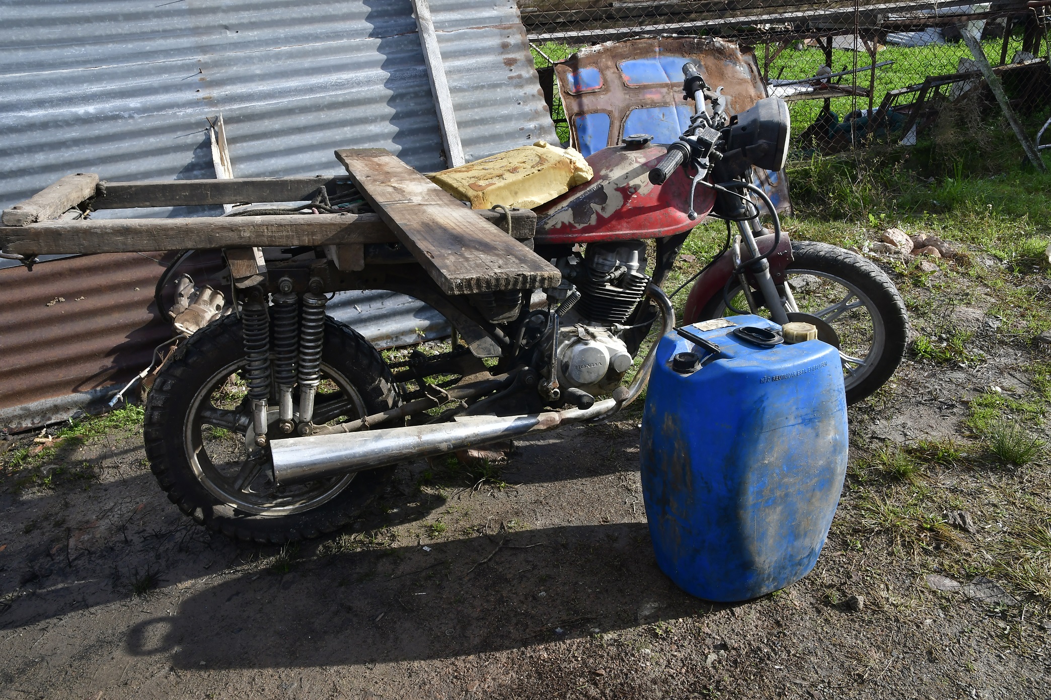 Moto de un quilero, usada durante años para transportar mercadería desde Aceguá a Melo. Foto: Estefania Leal