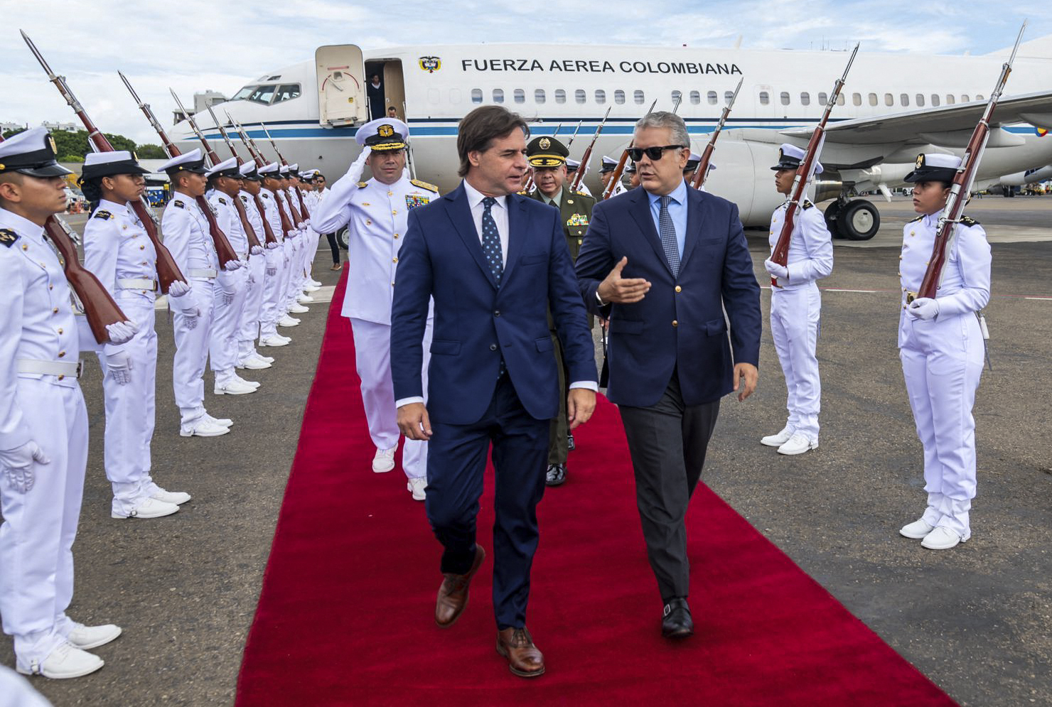 Luis Lacalle Pou junto a Iván Duque en Colombia. Foto: AFP