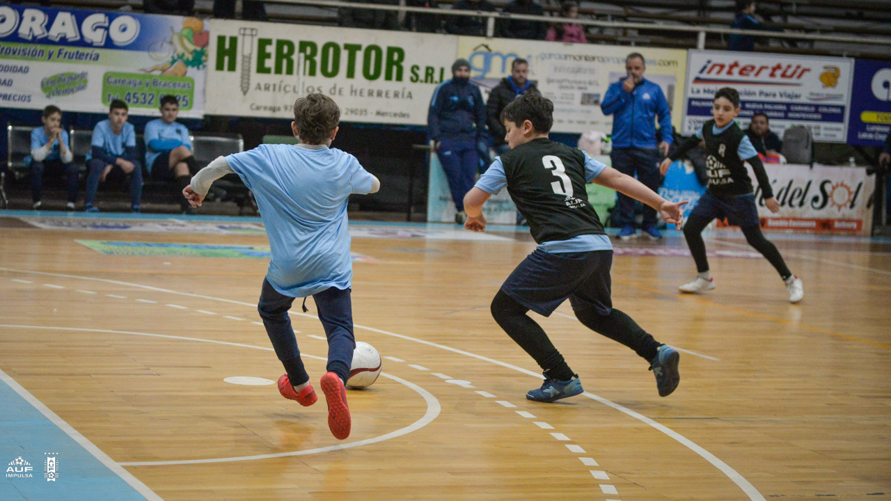 El primer encuentro de escuelas de Fútbol Sala en Los Abstemios de Mercedes. Foto: AUF