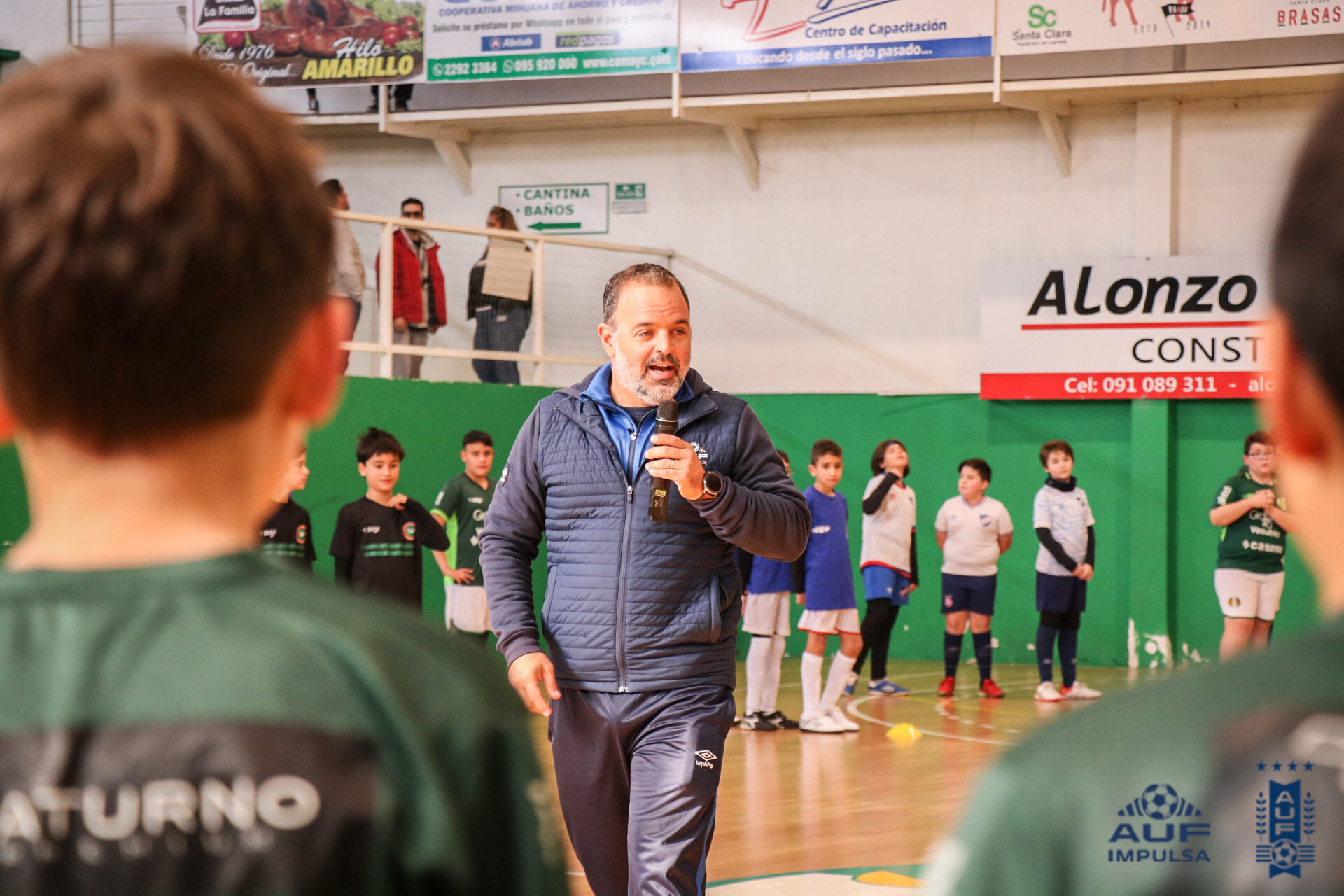 Diego D'Alessandro a cargo de la parte práctica de las escuelas de Fútbol Sala. Foto: AUF