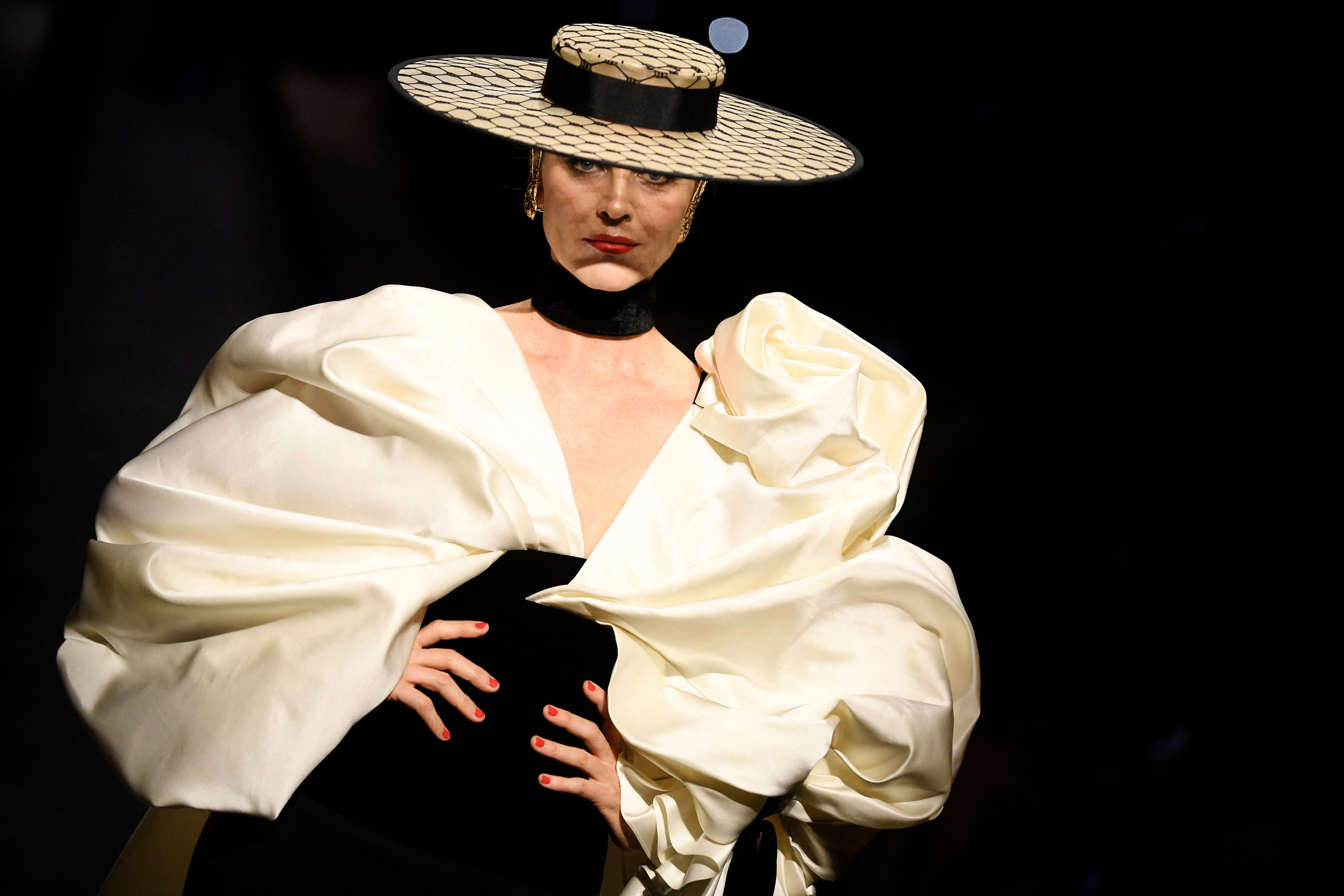 Schiaparelli abre la semana de la alta costura en París