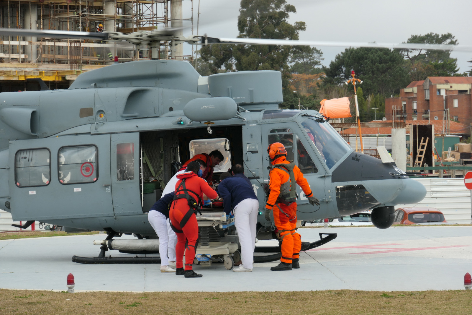 Rescate en helicóptero de un hombre que estaba a bordo de un pesquero y sufría de apendicitis. Foto: Ricardo Figueredo