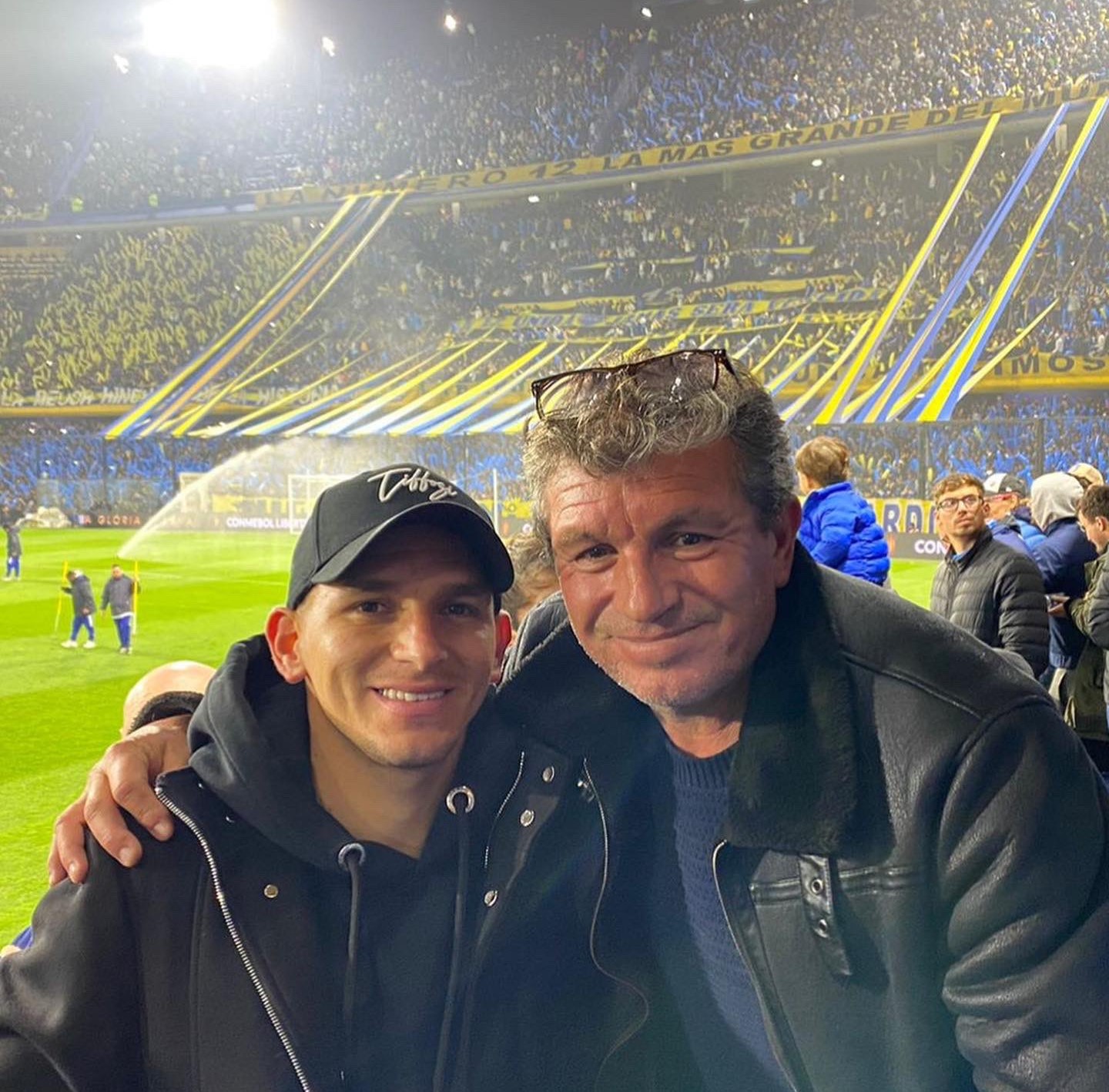 Lucas Torreira y su padre en el duelo Boca-Corinthians. Foto: @LTorreira34.