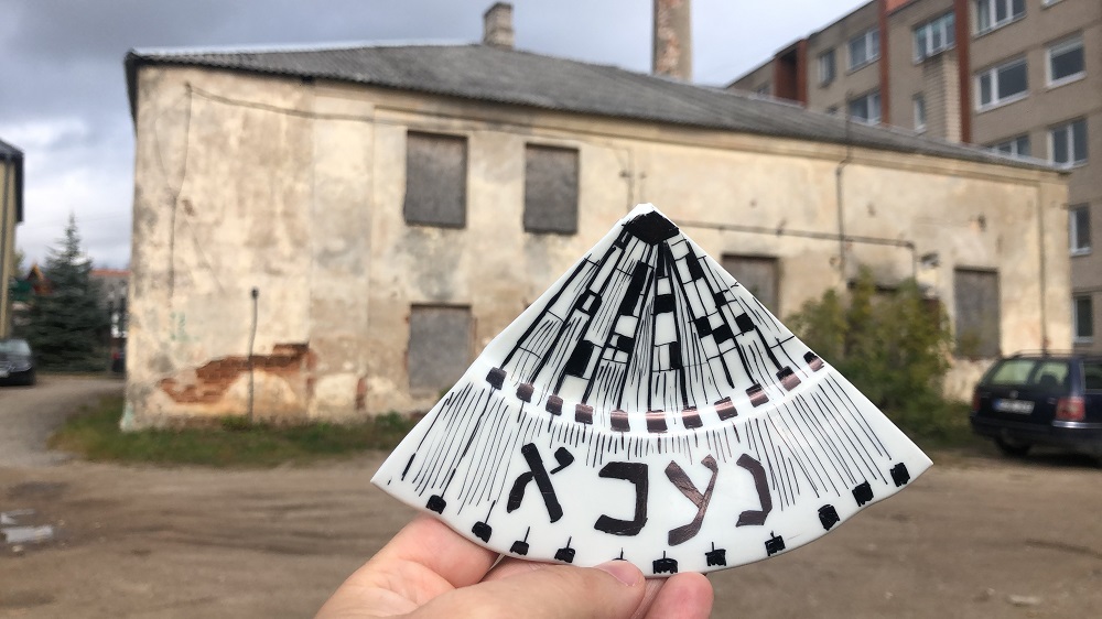 Un plato roto en homenaje a un inmigrante