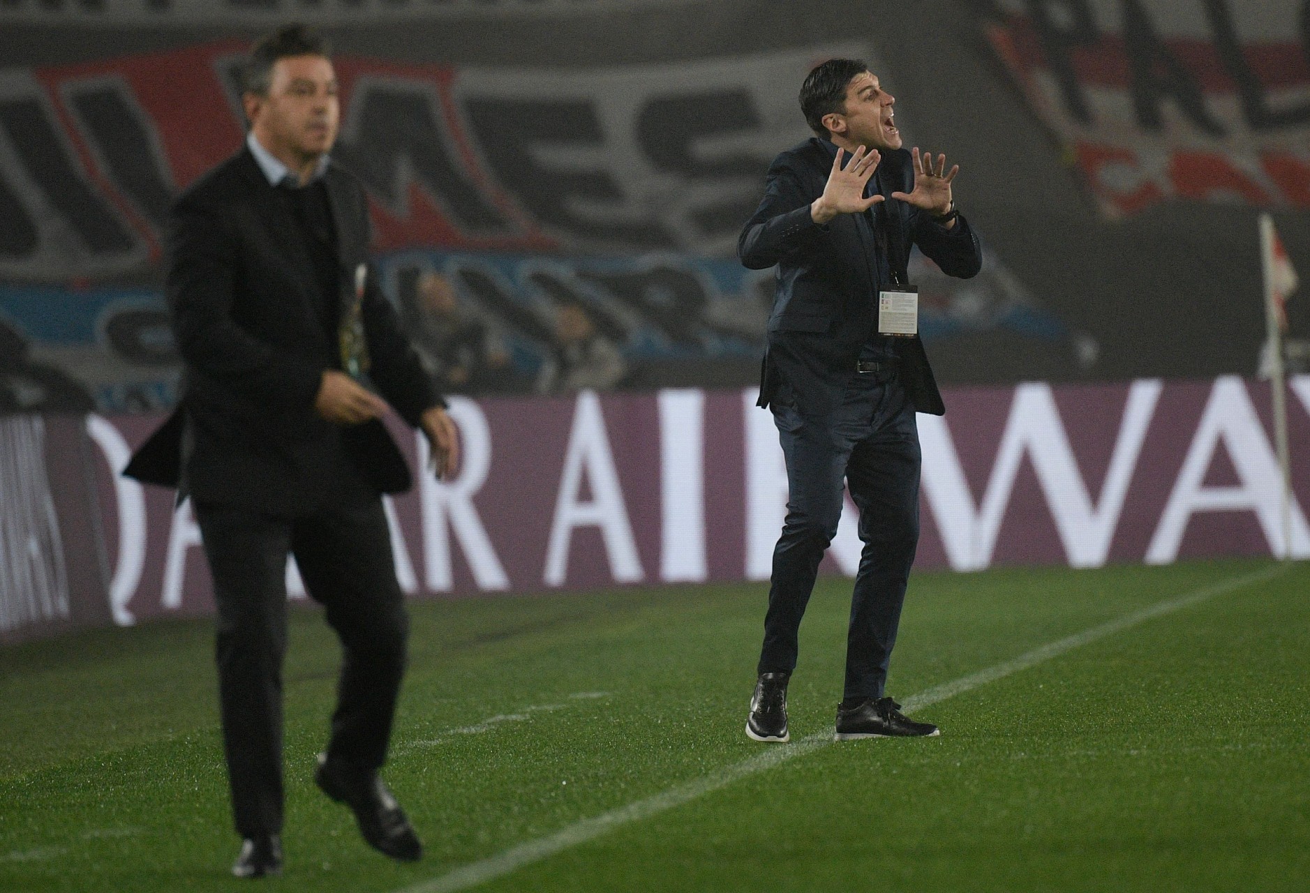 Alexander Medina y sus indicaciones en el River-Velez. Foto: AFP.