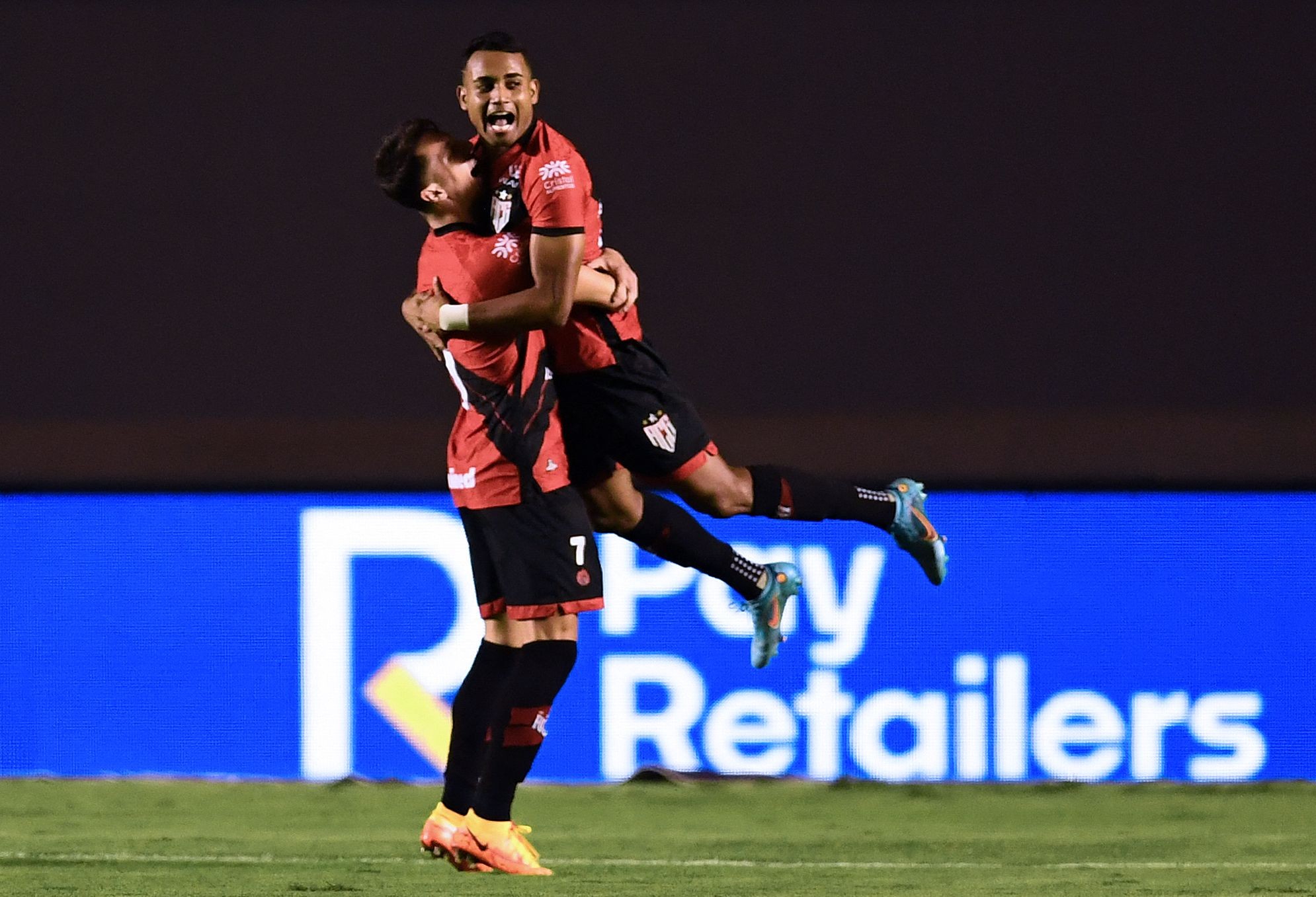 El festejo de los jugadores Goianiense tras el triunfo ante Olimpia. Foto: AFP.