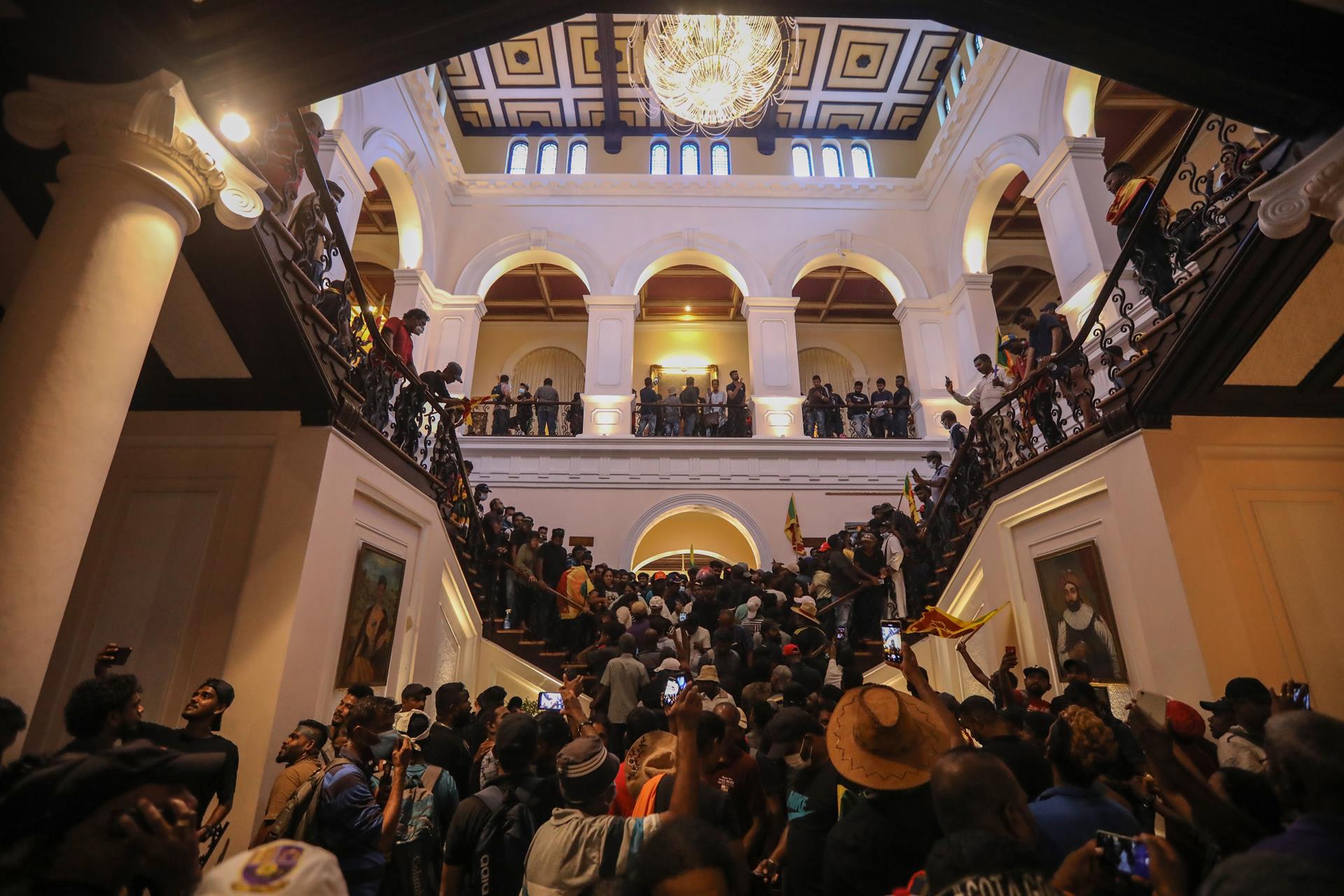Manifestantes dentro de la casa presidencial de Sri Lanka. Foto: EFE