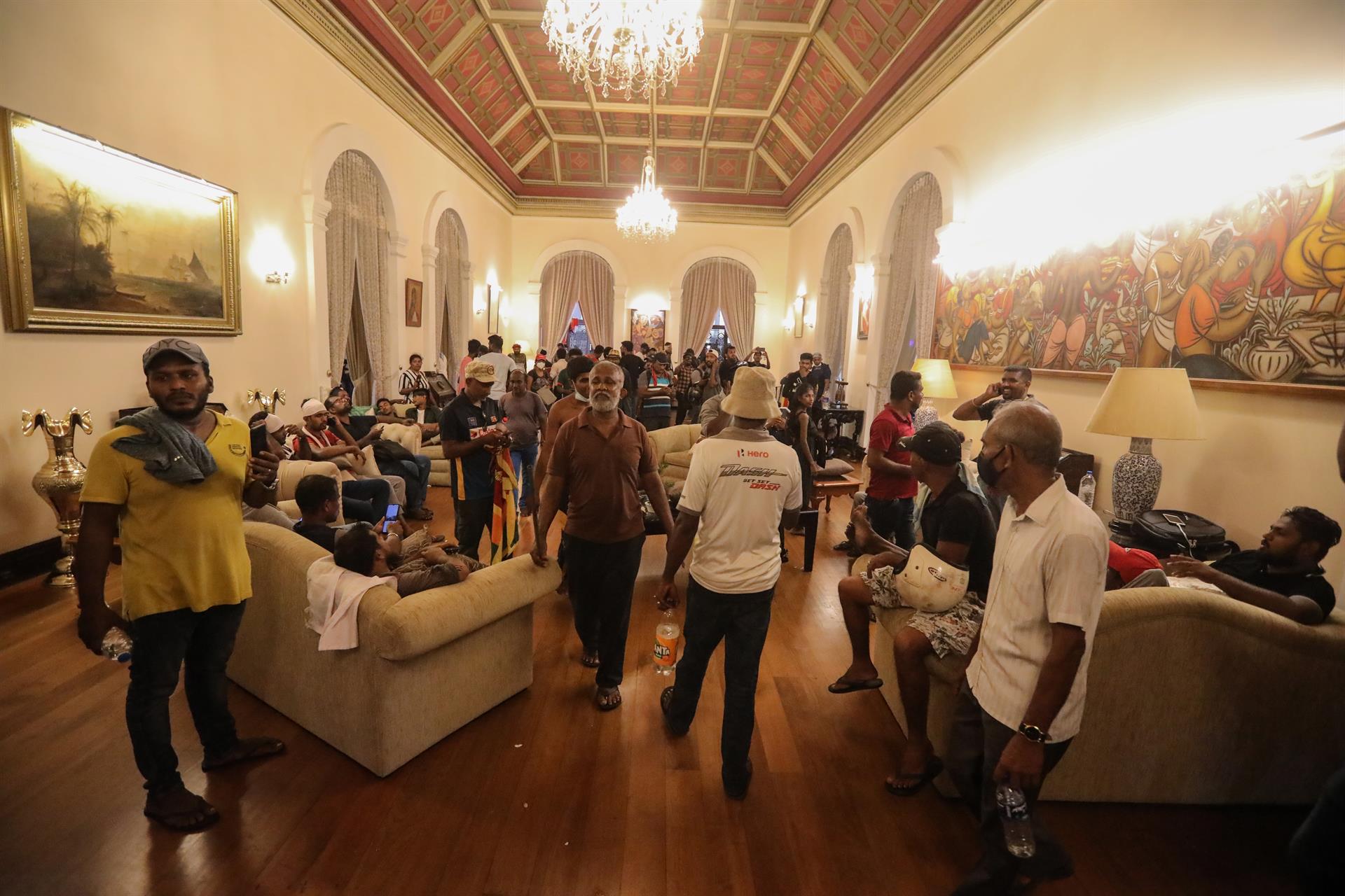 Uno de los ambientes de la casa oficial fue tomado por las personas que protestaban. Foto: EFE
