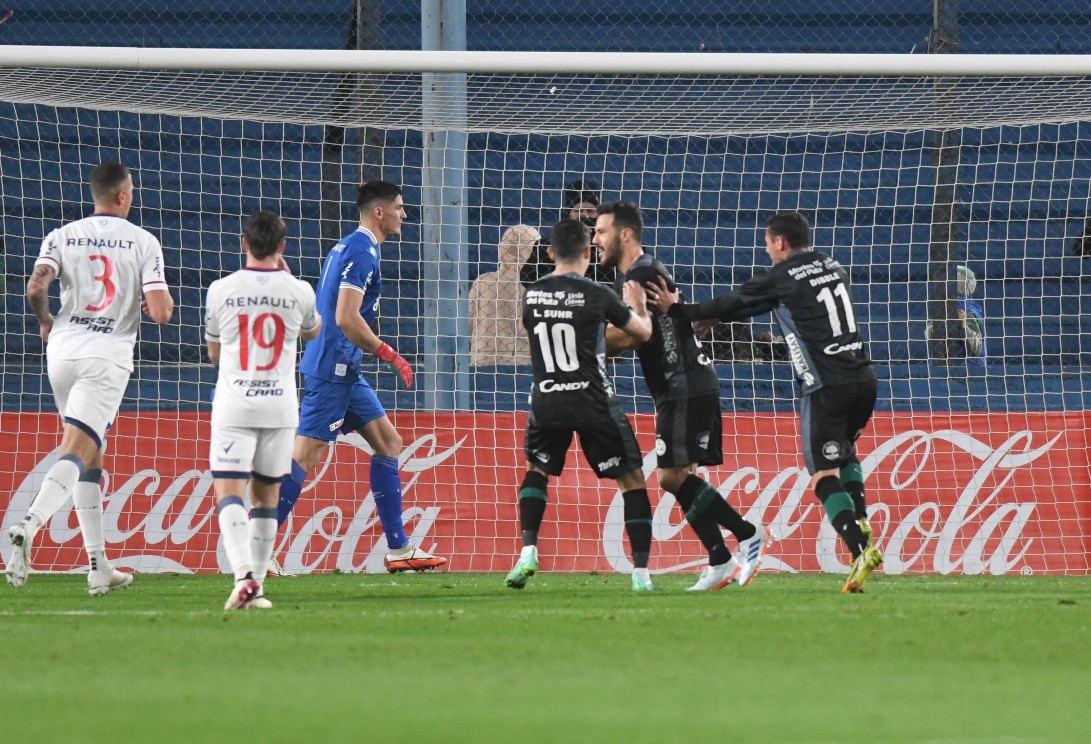 El festejo de Ramiro Quintana en el Nacional-Plaza Colonia. Foto: Juan Manuel Ramos.