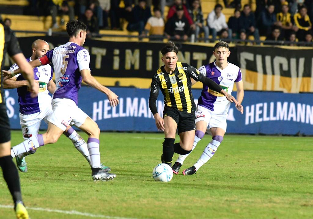 Peñarol y Fénix en el Estadio Campeón del Siglo. Foto: Leonardo Mainé.