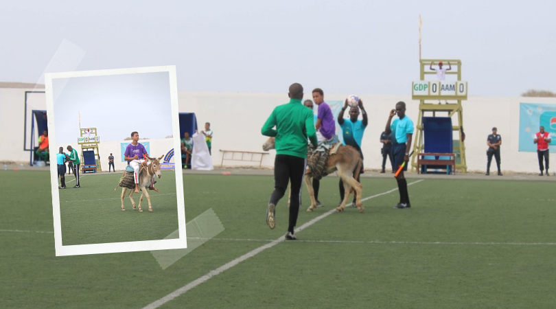 Out of context Cabo Verde: se jugó la final y la pelota ingresó a la cancha... en burro. Fotos: @fcfcomunica